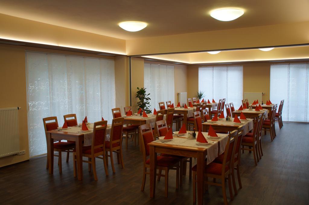 Hotel Krystal Hodonín エクステリア 写真