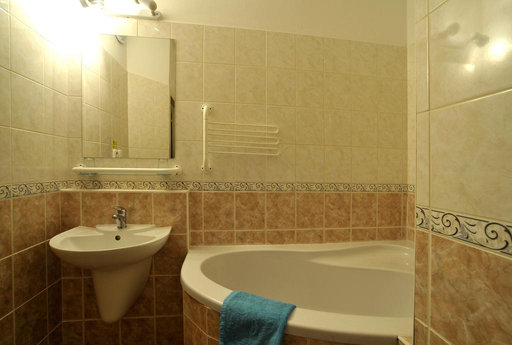 Hotel Krystal Hodonín エクステリア 写真