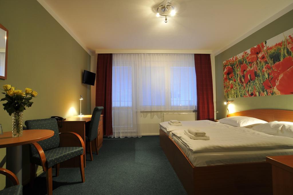 Hotel Krystal Hodonín エクステリア 写真
