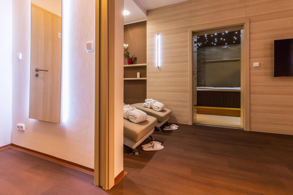 Hotel Krystal Hodonín エクステリア 写真