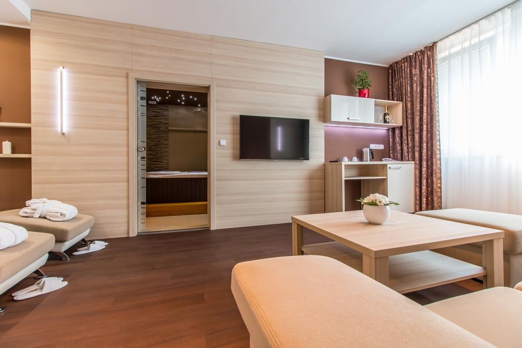 Hotel Krystal Hodonín エクステリア 写真