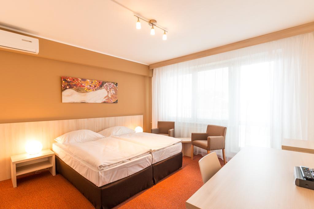 Hotel Krystal Hodonín エクステリア 写真